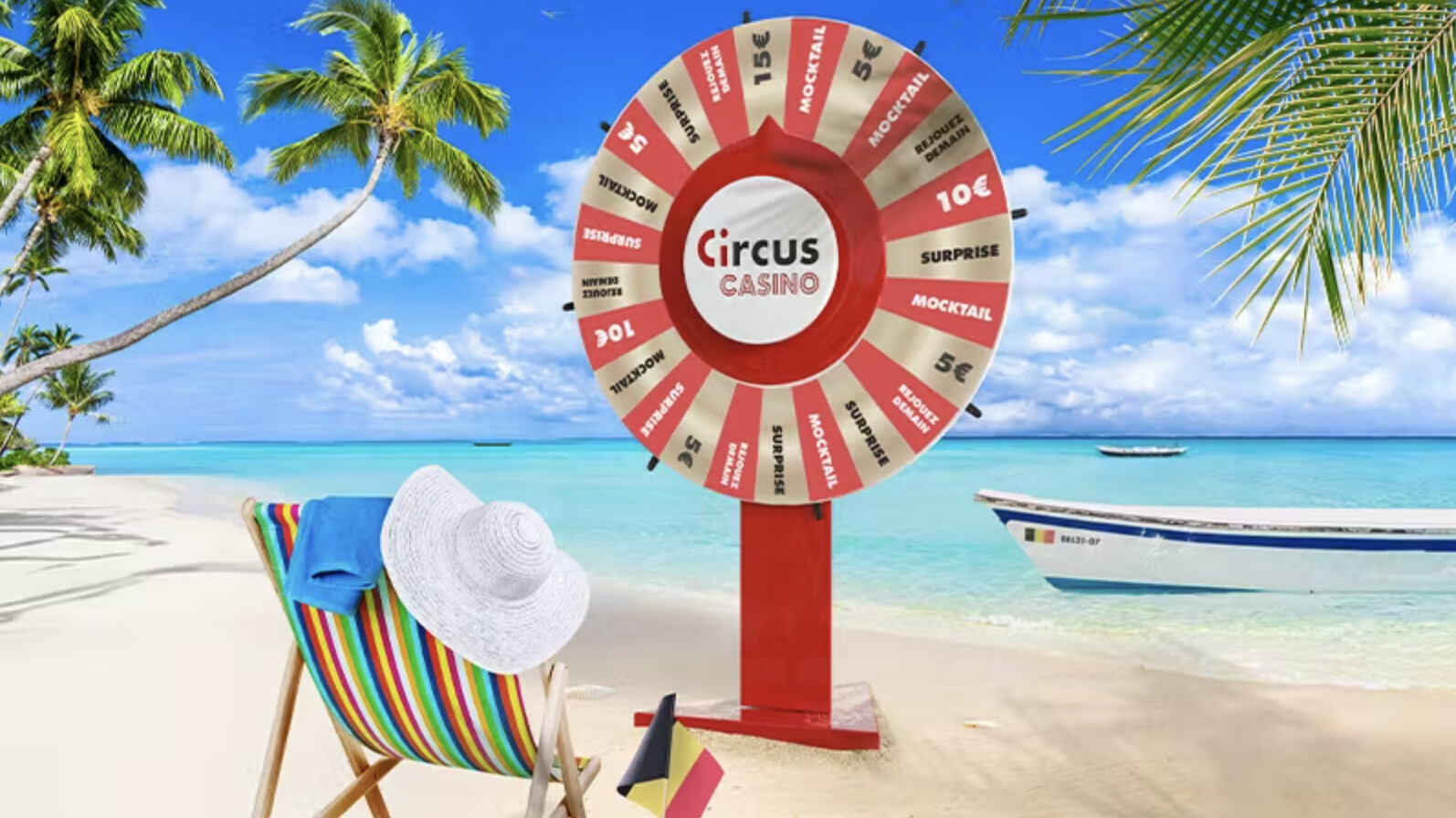 Une roue de la fortune du "Circus Casino" installée sur une plage exotique avec sable blanc, palmiers et une mer turquoise